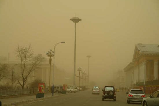 蒙古首都乌兰巴托发生扬沙天气--国际--