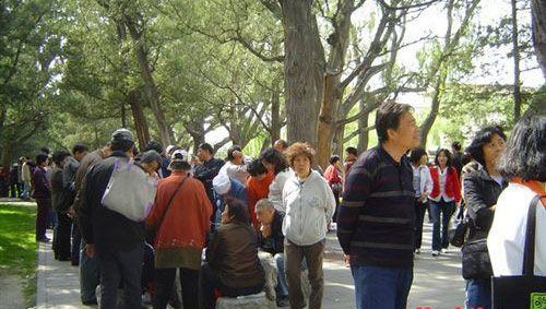 港报:印女记者体验北京公园相亲