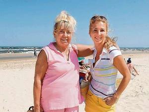 组图:德国人在德波边境海滩裸游引发争议 (3)