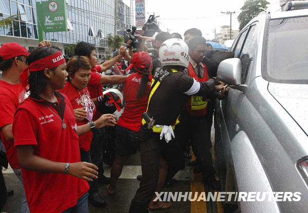 泰国总理阿披实遭反政府集会者围攻