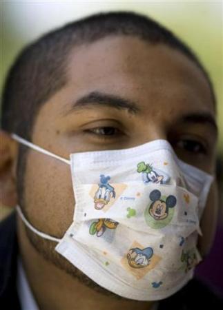 组图:口罩也疯狂 甲感侵袭下人们乐观屏住呼吸