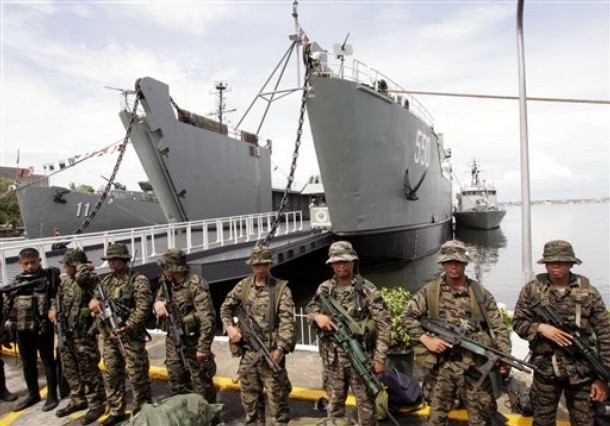 菲律宾军警在所谓非法捕鱼区扣押中国渔船