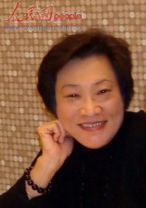 身为美国广播电台播音员和电视台节目主持人的白小琳。