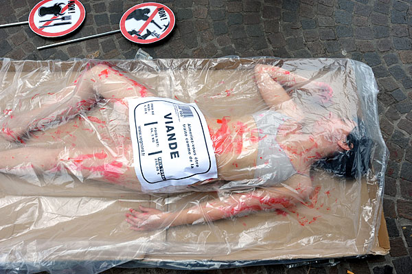 组图:素食主义者覆上保鲜膜抗议肉类消费