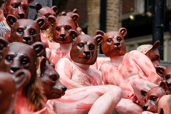 组图:伦敦动物保护人士裸体抗议使用熊皮