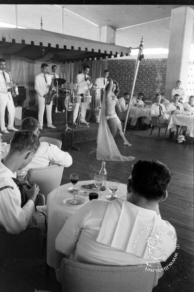 组图:老照片--60年代美军餐会上的艳舞表演 (