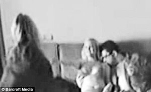 组图:与俩妓女交欢视频逼退英驻俄外交官--国际