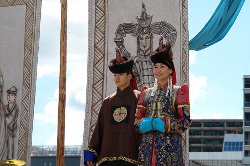 图:蒙古国首都乌兰巴托苏赫巴托广场的传统时