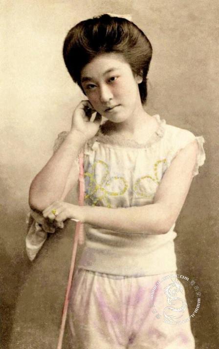 图:百年前日本女子泳装写真 衣服臃肿难掩窈窕