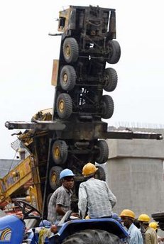 印度地铁高架桥坍塌事故现场再出事 4人受伤(