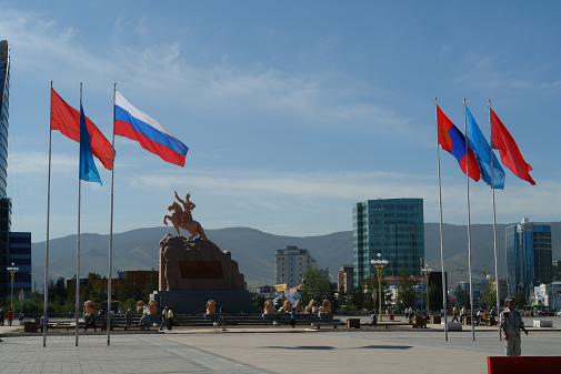 25日,蒙古国首都乌兰巴托苏赫巴托广场悬挂着蒙俄两国国旗,欢迎到访的