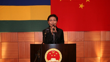 中国驻毛里求斯大使边燕花祝祖国繁荣昌盛