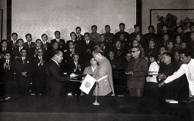 1972年9月29日周恩来总理和田中角荣总理大臣在北京签署中日联合声明，中日两国之间的不正常状态宣告结束，并正式建立外交关系。