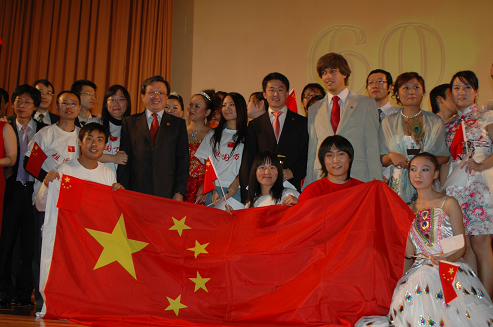 西班牙中国留学生放声为祖国喝彩