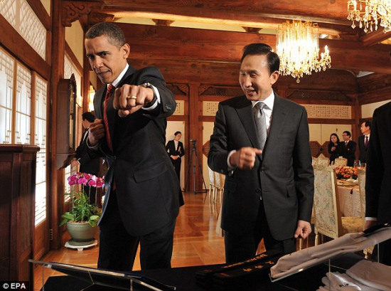 奥巴马访问韩国秀跆拳道功夫 获制服和黑带