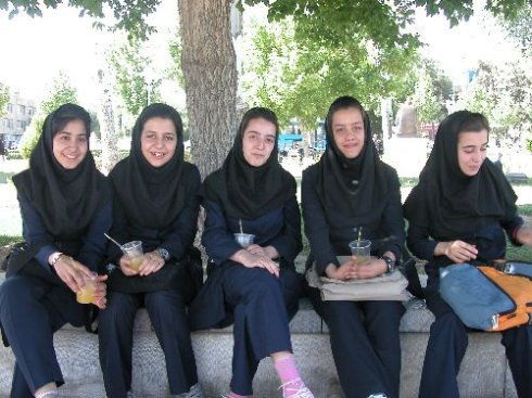 组图:头巾遮不住美丽 伊朗女性也时尚 (5)