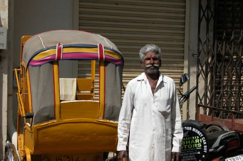 汽车大象齐上阵 印度交通工具形形色色\/图_国