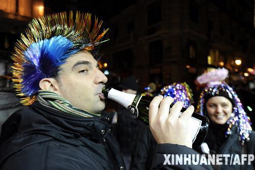 世界各地迎新年:西班牙马德里狂欢迎新年