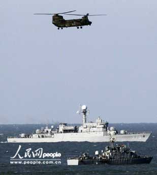 韩国海军舰艇和直升机开展救援活动