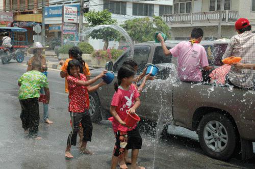 泰国迎来快乐泼水节