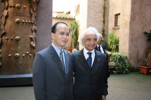 丁伟大使与齐基基教授在雕像前合影