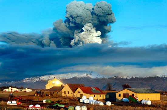 组图:冰岛艾雅法拉火山喷发