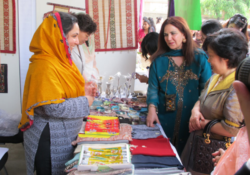 大使夫人向乐爱妹参赞介绍巴基斯坦产品
