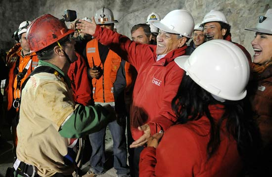 拯救智利矿工:上演22小时的情感剧 (10)
