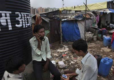印度的尴尬:手机覆盖率远远超过厕所