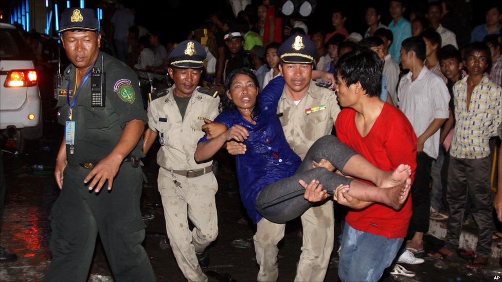 柬埔寨踩踏事件现场目击:欢呼声变成尖叫声 (3