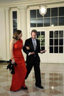 美国财政部长盖特纳携妻子卡罗尔赴宴。