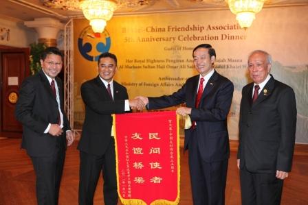 中国驻文莱大使闵永年携馆员向全国人民致以新春祝福
