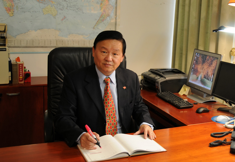 中国驻巴林大使杨伟国携馆员向全国人民致以新