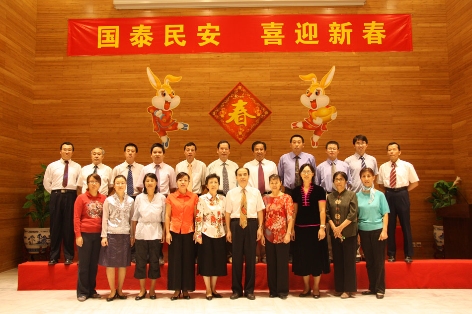 中国驻毛里塔尼亚大使陈公来携馆员向全国人民