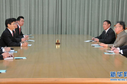 2月14日,朝鲜劳动党总书记、国防委员会委员长金正日(右一)在平壤会见了中国国务委员、公安部部长孟建柱(左一)。 新华社记者赵展摄