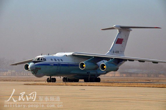 2011年3月4日上午,中国空军B-4039号伊尔-76MD型运输机安全抵达北京南苑机场,机上搭载了80名从利比亚撤离回国的中资公司员工。
摄影:人民网记者 杨铁虎