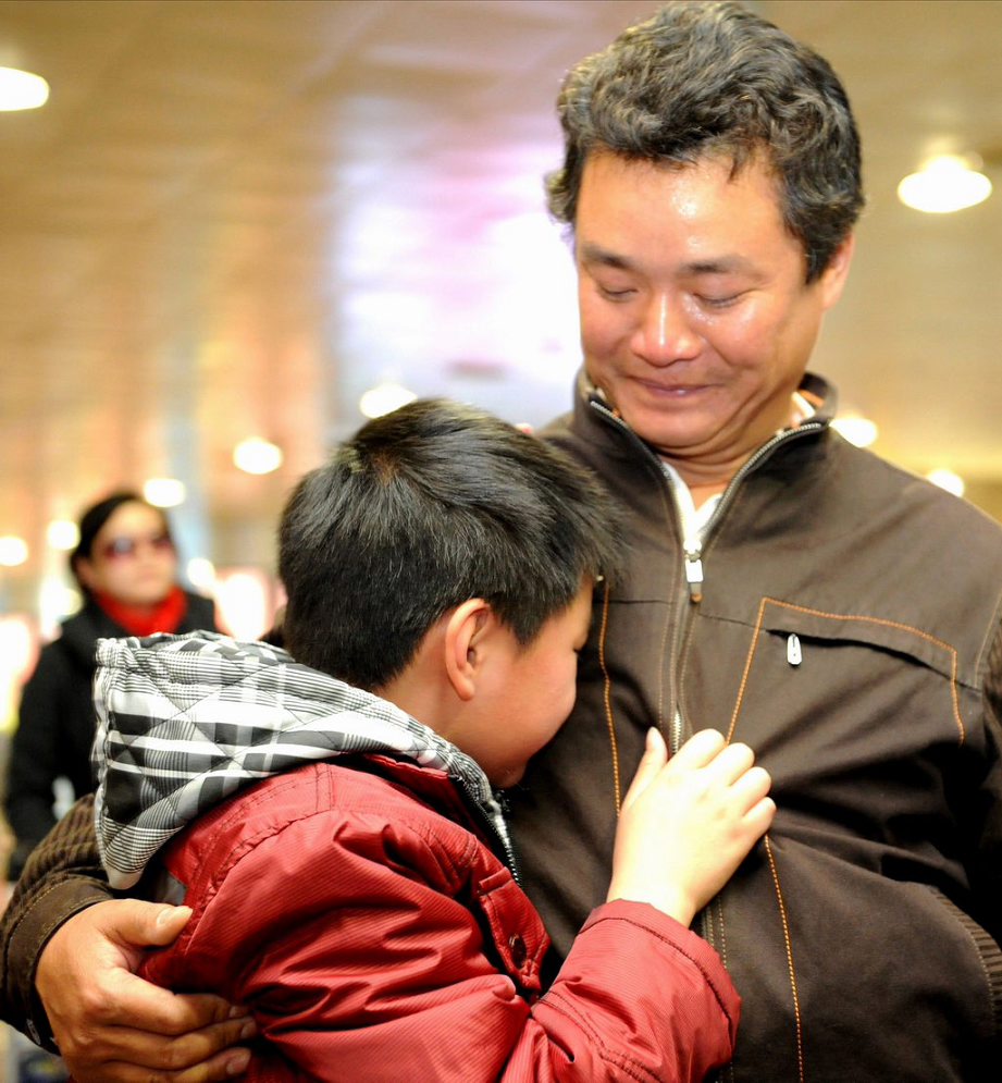 高清图集:水电九局46名从利比亚撤离员工抵达