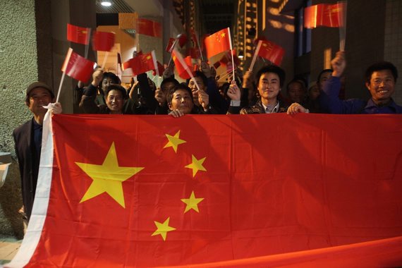 2011年3月3日晚,在约旦首都安曼阿利娅王后国际机场,等待出发的中国工人手举国旗。4日凌晨,最后一批234名从利比亚撤离到约旦的中资机构工人乘坐由中国驻约旦大使馆租用的包机回国。2月26日以来,共有四批总计664名中国公民乘包机从利比亚撤到约旦,现已全部顺利回国。
图片:新华社发(摄影:穆罕默德·阿布古什)