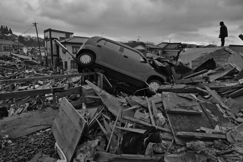 组图:日本大地震中被埋葬的城市 (3)