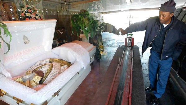 美国推出"不下车瞻仰遗容"服务且颇受欢迎