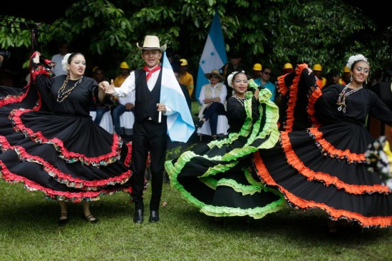 5月30日，跳舞演员在洪齐拉斯圣芭芭拉省圣克鲁斯市洛斯纳兰霍斯公园扮演俗例节目。