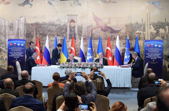 2022年7月22日，在土耳其伊斯坦布尔多尔玛巴赫切宫，土耳其国防部长阿卡尔（右）、连合国通知长古特雷斯（中左）与俄罗斯国防部长绍伊古（左）在签署条约。当日，土耳其、俄罗斯、乌克兰和连合国代表在土耳其最大城市伊斯坦布尔就从黑海口岸外运农家具问题举行签署条约庆典。新华社记者沙达提摄