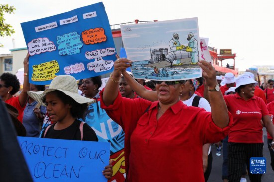 8月25日，民众在斐济首都苏瓦游行抗议日本核污染水排海。新华社发（桑钦龙摄）
