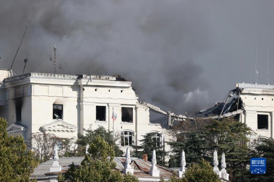 　　这是9月22日在黑海港口城市塞瓦斯托波尔拍摄的俄罗斯黑海舰队总部的受损建筑。新华社/塔斯社