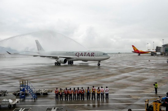 9月25日，重庆江北国际机场在为卡塔尔航空多哈直飞重庆复航后的首趟航班举行“过水门”仪式。 新华社记者刘潺 摄