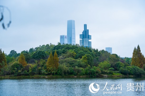 城市地标与绿水青山相得益彰。人民网 阳茜摄