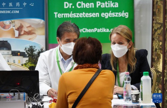 10月28日，在匈牙利布达佩斯，中医专家在义诊活动中为匈牙利民众做检查。新华社记者 陈浩 摄
