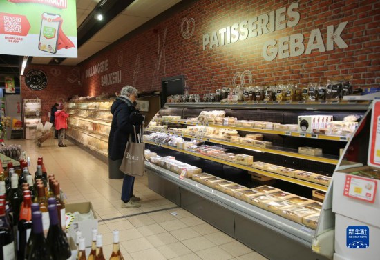   10月31日，顾客在比利时布鲁塞尔一家超市内选购面包。新华社记者 赵丁喆 摄