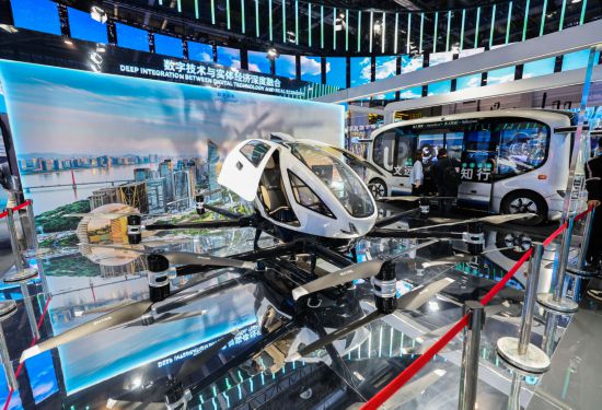 11月23日，在第二届全球数字贸易博览会综合馆内拍摄的飞行器和无人机驾驶汽车。新华社记者徐昱 摄
