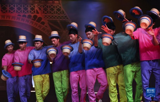 12月8日，演员在法国巴黎举行的中国杂技“奇妙之夜”演出上表演《草帽》。新华社记者 高静 摄